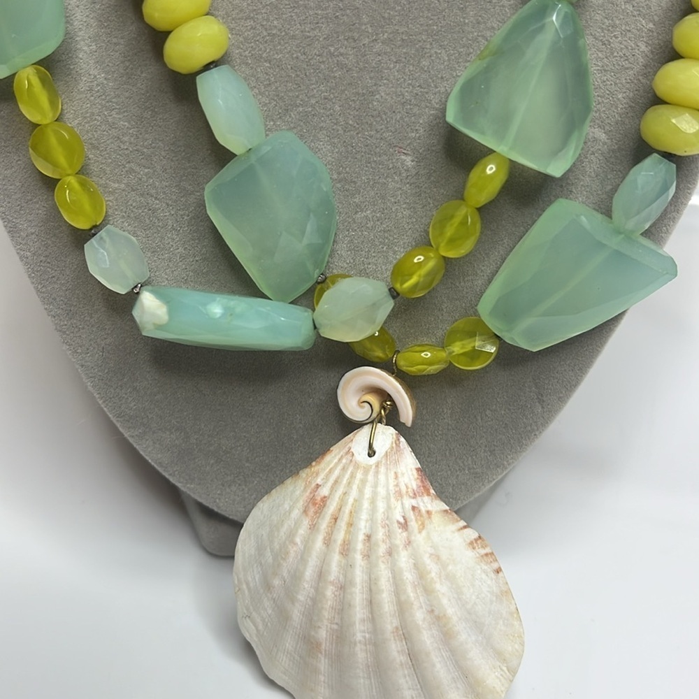 Elegant Multicolor Shell Necklace - Picture 2 of 11